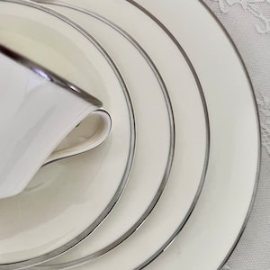 5-Pc. Royal Doulton Carolyn Place Setting/Vintage English Bone China/Ivory with Platinum Trim