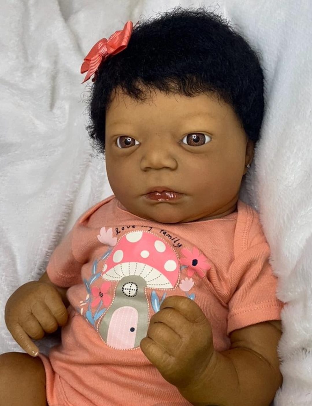 Poupée Reborn Johanna Awake – 50 Cm, Vinyle, Yeux Marrons, Cheveux Châtain Clair, Peau Foncée, France