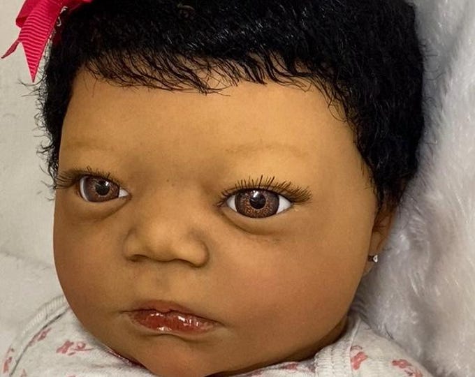 Poupée Reborn Johanna Réveillée - 50 Cm, Vinyle, Peau Foncée, Yeux Bruns Et Cheveux Châtain Clair