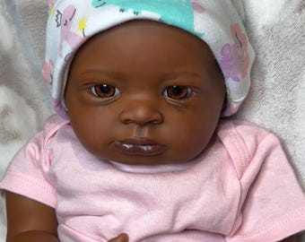 Ethnische wiedergeborene Babypuppe
