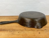 Vintage Griswold No 5 small logo cast iron skillet. Erie PA. manufactured by Griswold Manufacturing. Good Used Condition.