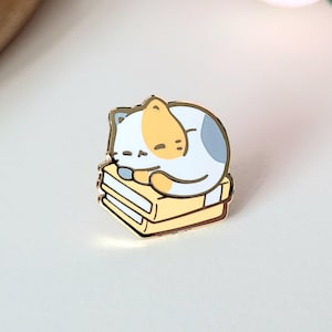 Livres 0,7 po. | Petits chats Mini épingles en émail Mignon animal de compagnie de remplissage Adorable chaton chaton lecteur de livre Revers rigide plaqué or ami Coffret cadeau