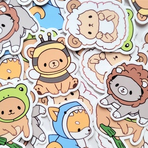 Kleine Freunde in Disguise Aufkleber 5 cm | Vinyl entzückende Tier niedlich verkleiden Igel Katze Hund Shiba Bär Biene Schaf Otter Frosch Planer Laptop