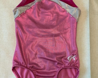 Maillot de gimnasia GK Elite para niñas, rosa, con detalles de terciopelo metalizado y pedrería, talla XS / 4-5