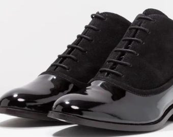 Botines con cordones de charol negro y ante de la marca Mint and Berry