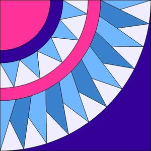 Op de afbeelding: Abstract geometrisch ontwerp met een kwart cirkel met een roze en donkerblauwe rand. Het ontwerp bevat licht- en donkerblauwe driehoekige vormen en een roze cirkelsegment tegen een witte achtergrond.