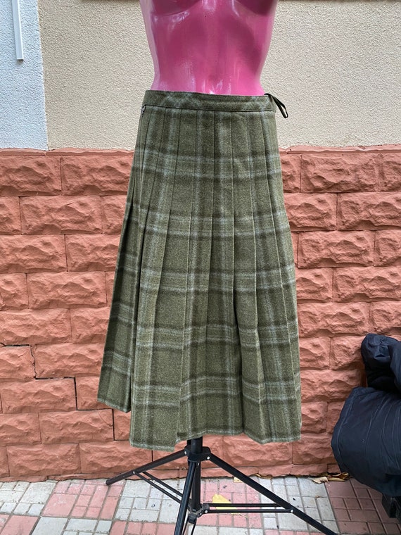 Skirt: pure wool midi vintage Skirt, made in Austr