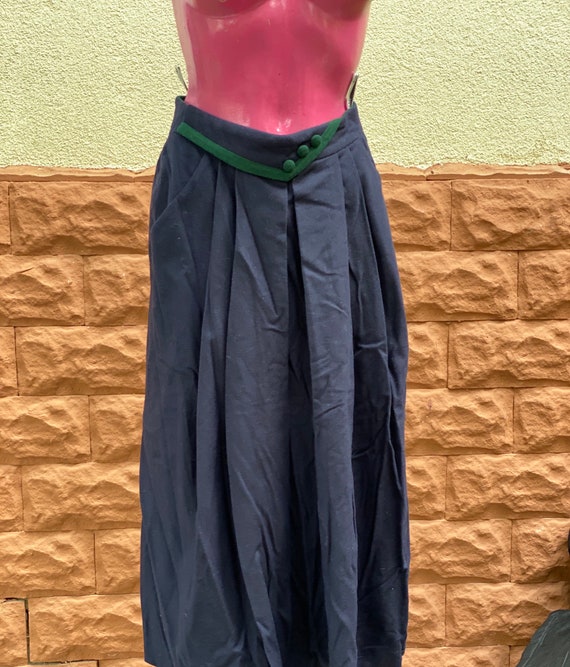 Skirt: pure wool midi vintage Skirt, made in Austr