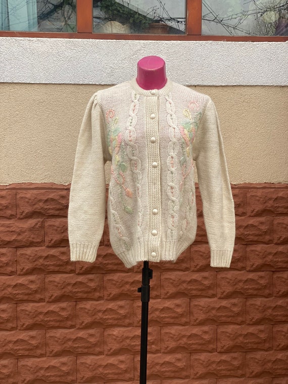 Pullover: 100% wool vintage white pullover