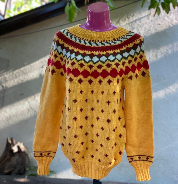 Pullover: vintage yellow woolen ornament pullover