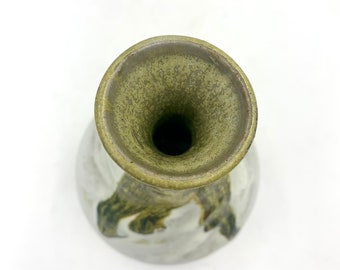 手作業で作られたツイストデザインのドリップ釉陶器の花瓶