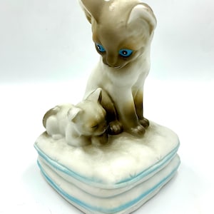 1982  Mann Siamese Cat And Kitten Music Box Plays “Ypu Light Up My Life” Bisque Porcelain