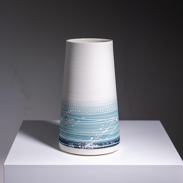 Handmade Porcelain Vase: Modern Seascape Ceramic Art (H18 X 10cm)
