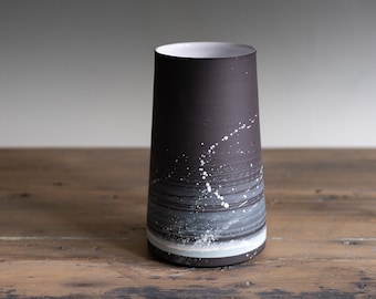 Vase exquis fait main en porcelaine noire | Contemporain | Moderne | Cadeau d'anniversaire | Vase à fleurs | Uniques | Unique en son genre | Article cadeau