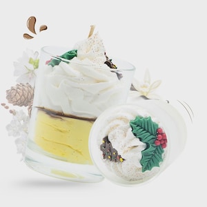 Peut inclure: Deux verres transparents remplis de couches jaunes et marron, surmontés de crème fouettée blanche. L'un est droit, l'autre est incliné, révélant une décoration festive de houx et de baies. Les desserts sont décorés de paillettes.