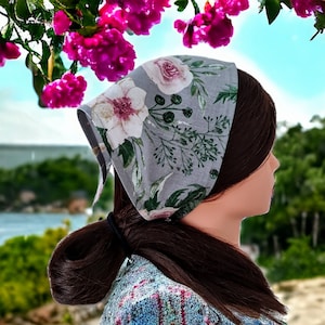 Floral cotton triangle headscarf/ Hair bandana with ties/ Summer beach head scarf Cottagecore present Mom Sister/ Gardening gift Her