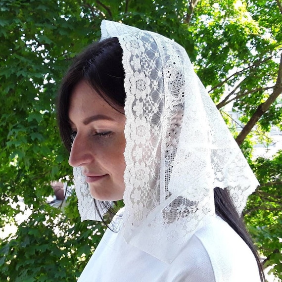 Lace Chapel Veil Mantilla: Off-white Triangle Head Covering  display picture 1
