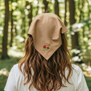 Bandana brodé pour cheveux de coccinelle, foulard triangulaire en lin beige, cadeau personnalisé soeur