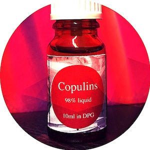 Può includere: Una piccola bottiglia di vetro marrone con un tappo bianco e un'etichetta bianca. L'etichetta ha un cerchio rosso con il testo "Copulins 98% liquido 10ml in DPG".