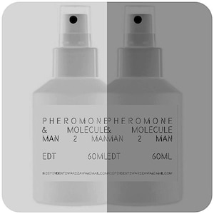 Può includere: Due flaconi di profumo bianchi con etichette nere. Le etichette riportano "Pheromone & Molecule 2 Manman" e "Pheromone & Molecule 2 Man". Entrambe le bottiglie sono da 60 ml e sono etichettate "EDT".