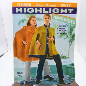 Puede incluir: Un folleto de patrones de tejido de punto vintage con dos mujeres que llevan capas tejidas a mano. El folleto se titula "HIGHLIGHT HAND KNITS" e incluye el texto "FLEISHER Bear Brand BOTANY" y "VOL. 16 75¢".