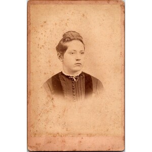 Antieke W. Hamrick-kastkaartfoto van vrouw uit Minonk, Illinois, eind 19e eeuw