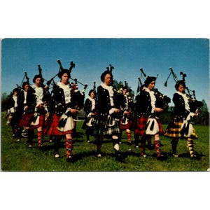 Carte postale vintage Girls Highland Pipe Band New Glasgow, Nouvelle-Écosse, imprimée par Book Room Ltd. États-Unis