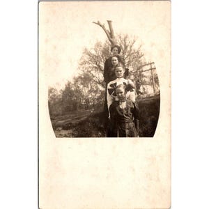 Vintage carte postale photo noir et blanc RPPC représentant quatre personnes dans la nature