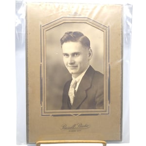 Fotografía vintage en papel de gabinete, original en blanco y negro de un joven elegante con traje y corbata, década de 1950, Russell Studios.