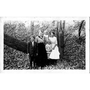 RPPC Real Photo Postkarte Familien Portrait Outdoor Vintage Schwarz & Weiß