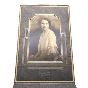 Foto de retrato vintage en tarjeta de gabinete, original en blanco y negro de una joven encantadora con un corte bob decorativo y una gargantilla de Peterson Fort Dodge, Iowa.