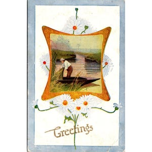 Postal vintage de 1910 con diseño floral y margaritas e ilustración de un pescador con red de pesca