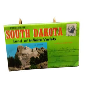 Chemise vintage pour cartes postales du Dakota du Sud avec vues panoramiques et voeux, souvenir « Land of Infinite Variety » vers 1963