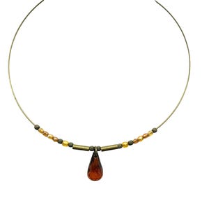 Halsband i mässing med topaskristall, choker med minnestråd, haklapp med fasetterad pärla, elegant minimalistisk