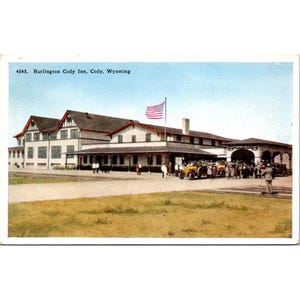 Vintage Burlington Cody Inn carte postale Cody Wyoming drapeau américain 4545