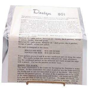 Könnte beinhalten: Ein gedrucktes Anleitungsblatt für einen Patchwork-Quilt mit dem Titel Design 801 Joseph's Coat, verpackt in einer transparenten Kunststoffhülle. Das Dokument enthält Materialanforderungen, Farbschemata und Maße in Zoll für Einzel- und Doppelbetten.