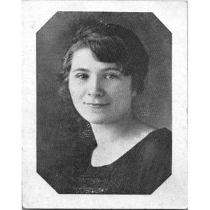 Vintage 1928 Photographie de portrait en noir et blanc de femme en robe classique avec une note manuscrite, objet de collection antique
