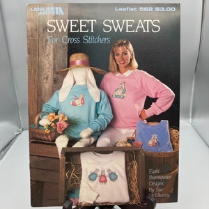 Wzory do haftu krzyżykowego Vintage, wzory na ubrania Sweet Sweats Bunnywear autorstwa Sue McElhaney Ulotka 562, Broszura do robótek ręcznych Leisure Arts 1987