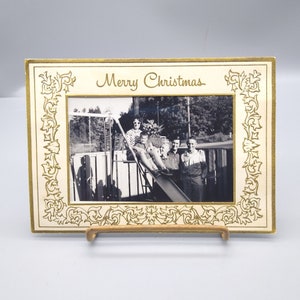 Saludos de Feliz Navidad en relieve vintage, tarjeta navideña con foto familiar real de mediados de siglo