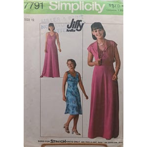 Puede incluir: Patrón de costura Simplicity con tres diseños de vestidos. El patrón incluye una opción de talla 12. La imagen muestra un vestido largo rosa, un vestido azul hasta la rodilla y un vestido rosa con una chaqueta a juego. El patrón es para punto elástico.