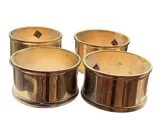 Può includere: Quattro anelli portatovaglioli color oro. Ogni anello è cilindrico con un bordo superiore e inferiore leggermente arrotondato. Gli anelli hanno una finitura lucida e un'etichetta con la scritta "Made in India".