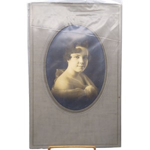 Foto de retrato vintage en tarjeta de gabinete, joven graduada original en blanco y negro con vestido fuera del hombro
