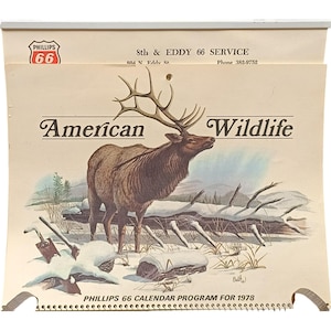 Op de afbeelding: Een Phillips 66 kalender uit 1978 met een illustratie van een eland in een besneeuwd landschap. Het bovenste gedeelte toont de tekst 8th & EDDY 66 SERVICE en het Phillips 66 logo. De centrale afbeelding toont een eland, onderaan staat PHILLIPS 66 CALENDAR PROGRAM FOR 1978.