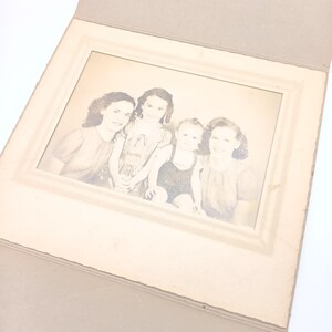 Foto di famiglia vintage delle sorelle ricce in una cartolina color seppia