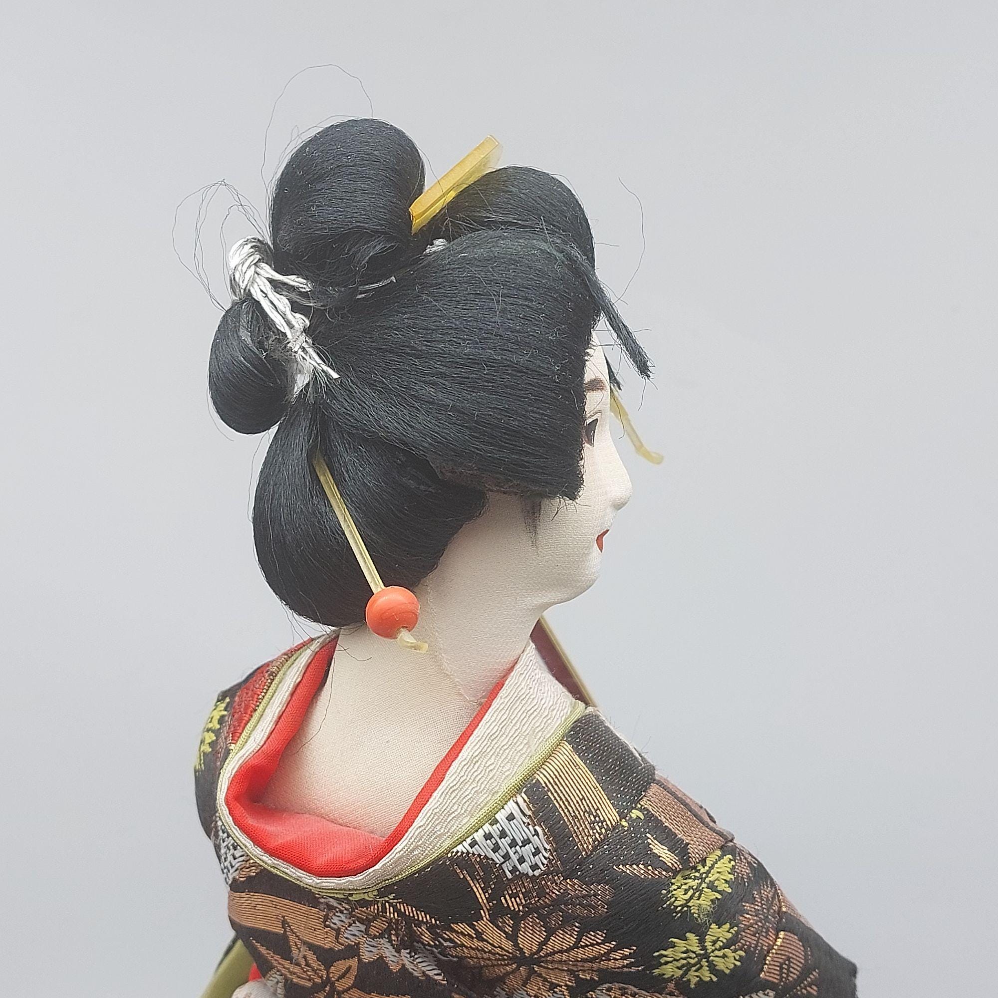 日本の芸者人形（三味線付き） - 17インチの置物、伝統的な着物