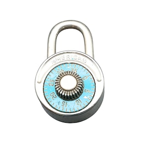 Peut inclure: Un cadenas rond en métal avec une anse argentée et un cadran bleu vif. Le cadran présente des chiffres noirs allant de 0 à 40, avec un bouton central argenté. Le mot AMERICAN est gravé en arc de cercle au-dessus du mécanisme du cadran.