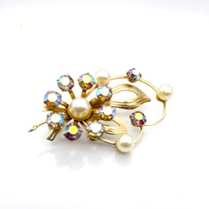Vintage Glitzy Blumen Spray Brosche, Gold-Ton mit facettierten AB Sparkle Kristallen und Faux-Perlen, elegante minimalistische Anstecknadel