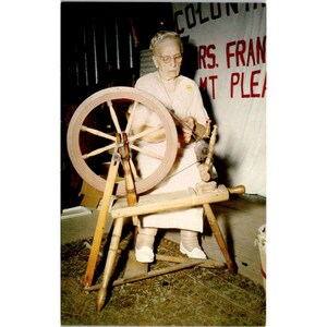 Carte postale vintage de démonstration de filature coloniale à Midwest Old Settlers & Threshers par Mme Frank E. Monson