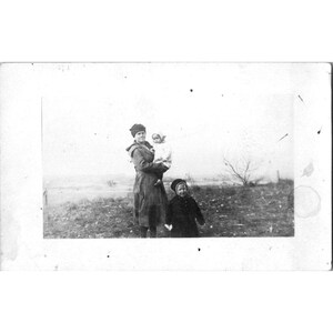 Ancienne carte postale avec photo réelle RPPC représentant une femme avec des enfants à l'extérieur, 1919 Cachet de la poste du Nebraska avec message manuscrit
