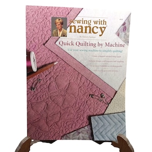 Pode incluir: Um conjunto de três canecas de cerâmica com acabamento manchado e fosco. As canecas são em tons de creme, cinza claro e cinza escuro. Cada caneca tem um design simples e minimalista.